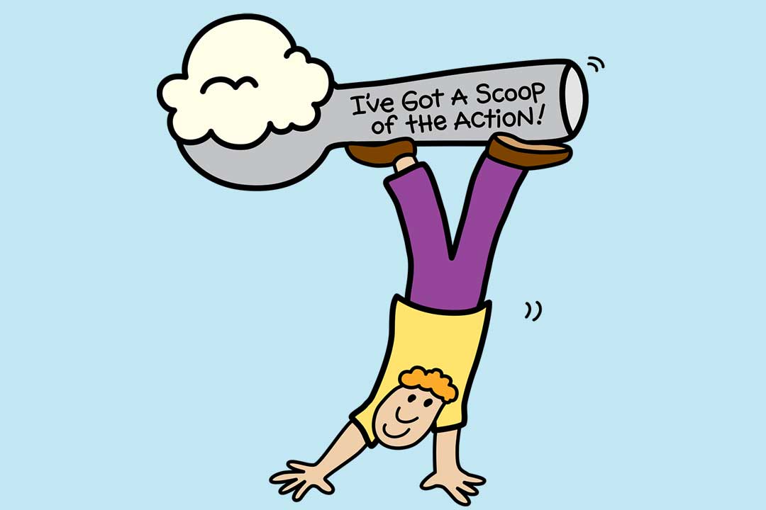 Uomo fa la verticale e tiene un cucchiaio di gelato con le gambe