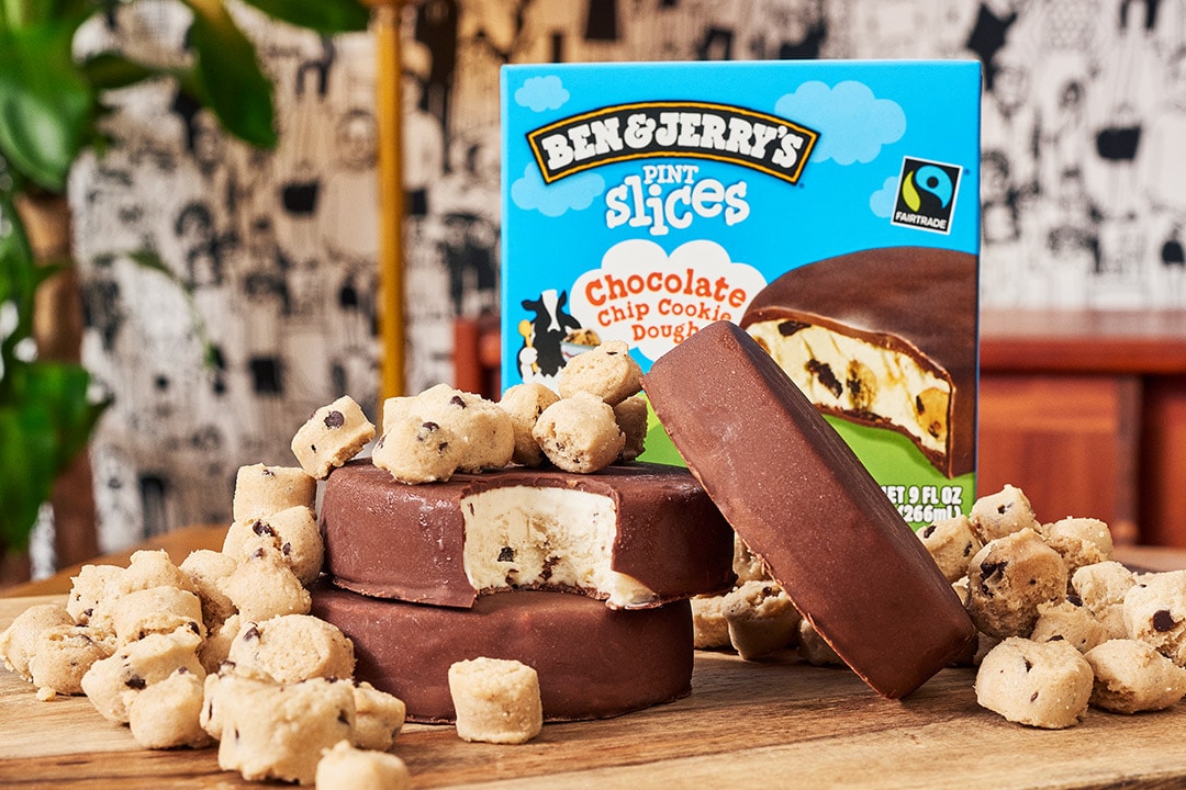 Una tavola piena di Pint Slices e pezzetti di Cookie Dough