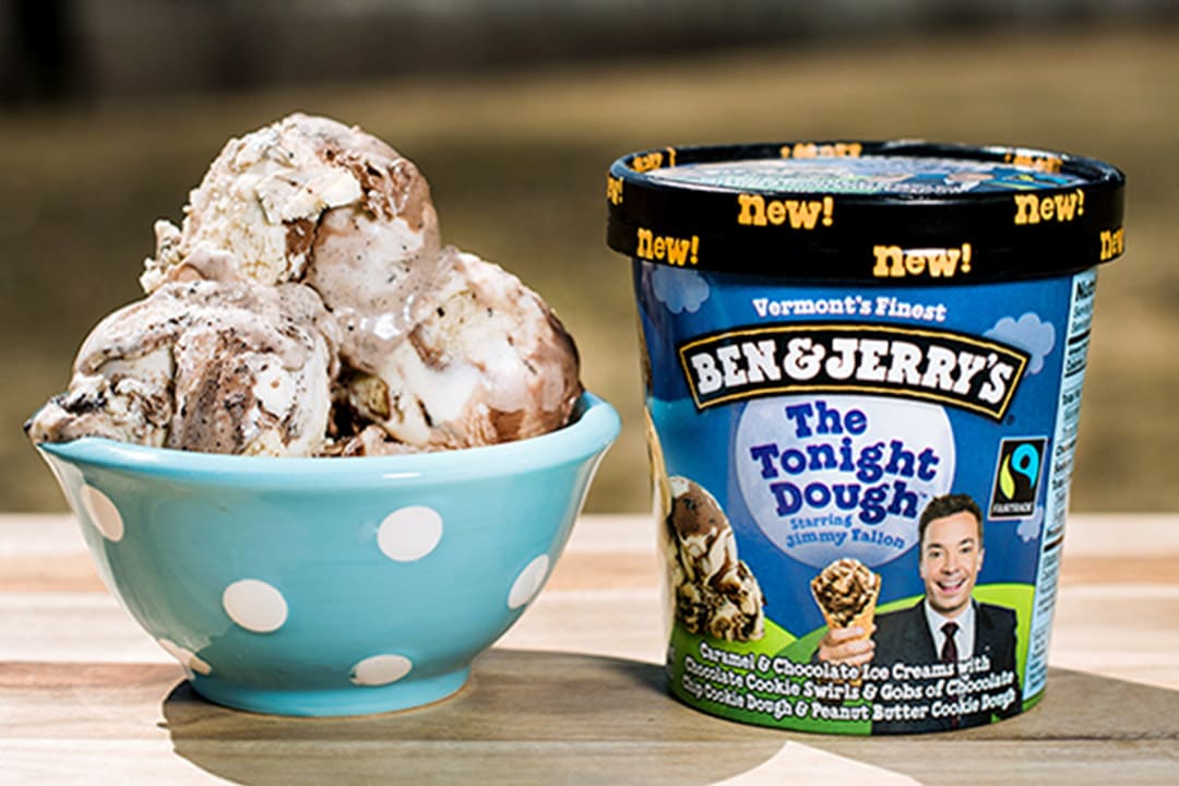 Una ciotola piena di gelato The Tonight Dough e un barattolo